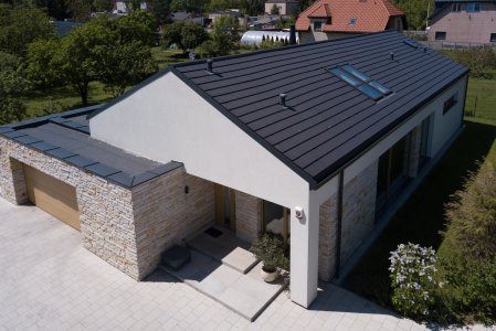 Widok z góry na wąski dom jednorodzinny. Przykład wykorzystania działki o froncie poniżej 16m poprzez wysunięcie garażu i zastosowanie dachu bezokapowego (maksymalizacja szerokości).